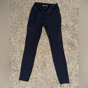 Women’s black Avalanche Outdoor Supply Company leggings in size small